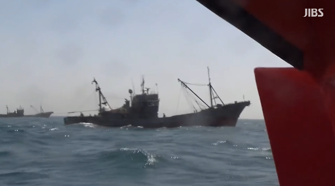 우리측 해역에서 불법조업을 하는 중국 어선 단속 현장(제주지방해경청 제공)