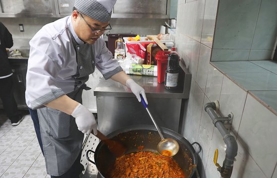 지난 12일 대전 서구 목원대 채플(대학교회)에서 유병부 교수가 외국인 유학생에게 제공할 음식을 만들고 있다. [사진 목원대]