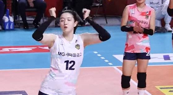 베트남 노래 '시팅'에 맞춰 춤을 추는 배구선수 이다현. 사진 유튜브 캡처