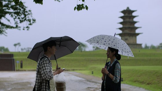 영화'사랑의 고고학'에서 인식(왼쪽부터, 기훈)은 발굴지에서 우연히 만난지 8시간 만에 사랑에 빠진 영실(옥자연)에게 연애 초부터 "너 자유로운 영혼이지?" "오빠라는 호칭 다른 사람한테도 써?" 라는 투로 추궁하며 영실의 죄책감을 자극한다. 사진 맑은시네마, 엣나인필름