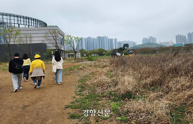 참가자들이 화랑유원지 옆에 있는 생명안전공원 부지를 걷고 있다. 정부는 2019년 생명안전공원을 조성하겠다고 밝혔지만 지역주민의 반대에 부딪혀 아직 착공도 하지 못했다. 김세훈 기자