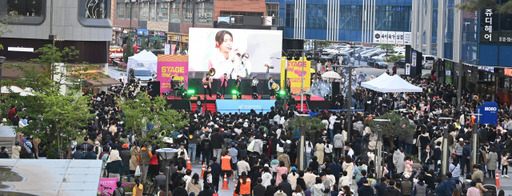 ‘Stage 하남! 버스킹’ 오픈 특별 공연에서 비오·제이레빗 열창에 관객 3천여명이 환호하고 있다. 하남시 제공