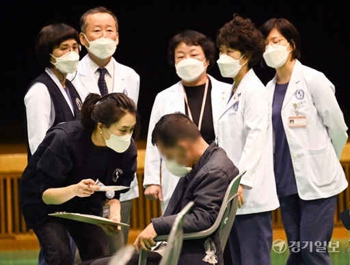 아주대학교 개교 50주년을 맞아 아주대의료원이 개원 이후 펼쳐온 지역 사회공헌활동을 확대, 본격적인 ESG 경영 실천에 나섰다. 아주대학교병원 의료진(의사, 간호사, 약사, 임상병리사, 물리치료사, 치과위생사 등 35명)으로 구성된 아주대의료원 의료봉사동아리가 14일 수원특례시 아주대 체육관에서 지역 소외계층, 어르신, 외국인 등을 대상으로 의료 봉사를 펼치고 있다. 조주현기자