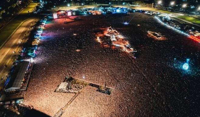 지난달 아르헨티나 부에노스아이레스에서 열린 ‘롤라팔루자 아르헨티나 2023’에 관람객들이 구름 인파를 이룬 모습이다. 오른쪽 하단 밝은 부분이 카폿이다. [롤라팔루자 아르헨티나, 노멀 스튜디오]