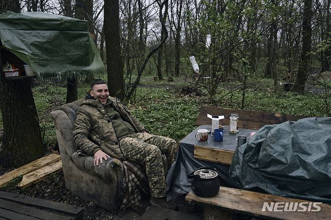 [바흐무트=AP/뉴시스] 12일(현지시간) 우크라이나 도네츠크주 바흐무트 전선에서 한 우크라이나군 병사가 잠시 휴식을 취하고 있다. 2023.04.15