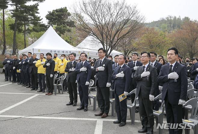 [인천=뉴시스] 정병혁 기자 = 16일 인천 부평구 인천가족공원에서 세월호 참사 일반인 희생자 추모식이 열리고 있다. 2023.04.16. jhope@newsis.com