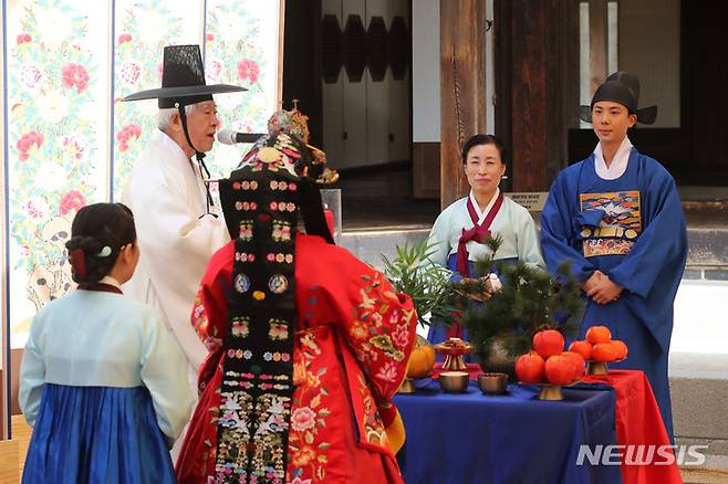 [서울=뉴시스] 권창회 기자 = 16일 오후 서울 중구 남산골 한옥마을에서 봄맞이 전통혼례 시연행사가 진행되고 있다. 2023.04.16. kch0523@newsis.com