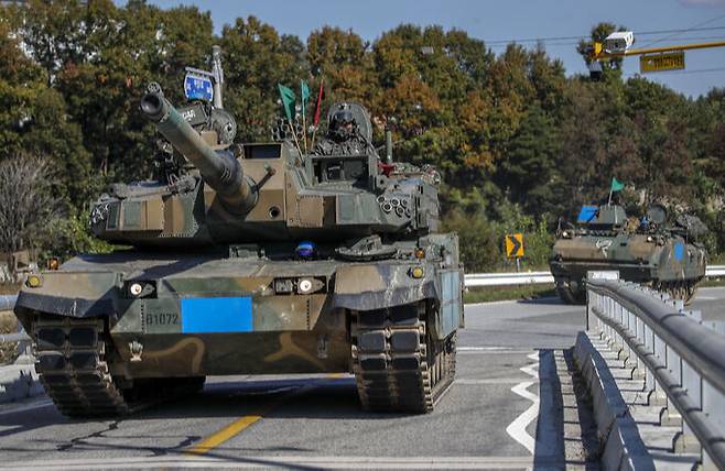 경기도 여주시 일대에서 K2 전차가 훈련을 위해 이동하고 있다. 여주=뉴시스