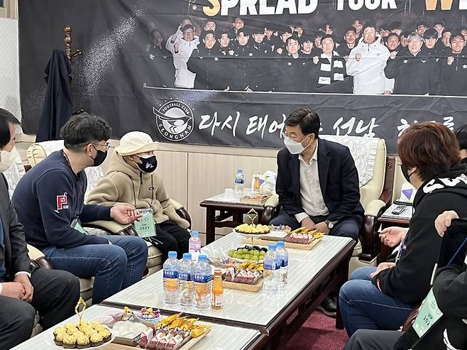 신상진 성남시장이 16일 탄천운동장에서 홍시영양을 만나 쾌유를 기원하고 있다. 성남FC 제공