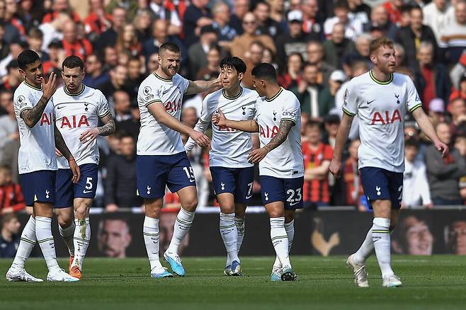 ▲ 동료들과 환호하는 손흥민 ⓒ연합뉴스/AFP