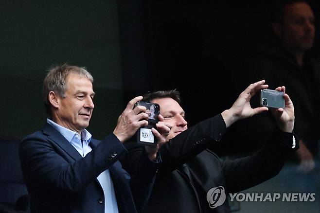 손흥민이 득점포를 가동한 토트넘 경기를 관람하는 위르겐 클린스만 감독(왼쪽) [AFP=연합뉴스]