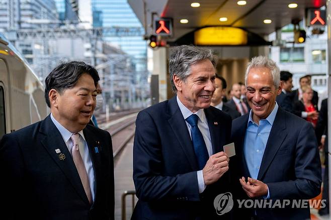 일본 외무상에게 환영받는 블링컨 미 국무장관·주일 미국대사 (도쿄 로이터=연합뉴스) 토니 블링컨 미국 국무장관(가운데)과 람 이매뉴얼 주일 미국대사(오른쪽)가 16일 도쿄역에서 열차에 탑승하며 하야시 요시마사 일본 외무상에게 환영받고 있다. 2023.04.16 ddy04002@yna.co.kr