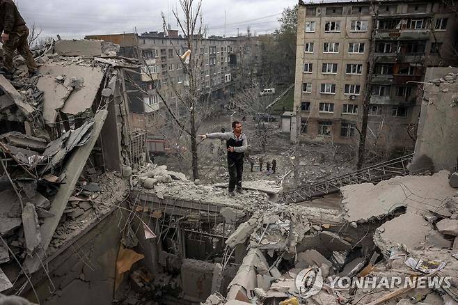 '우크라 동부도시 아파트에 러 미사일'…5명 사망·15명 부상