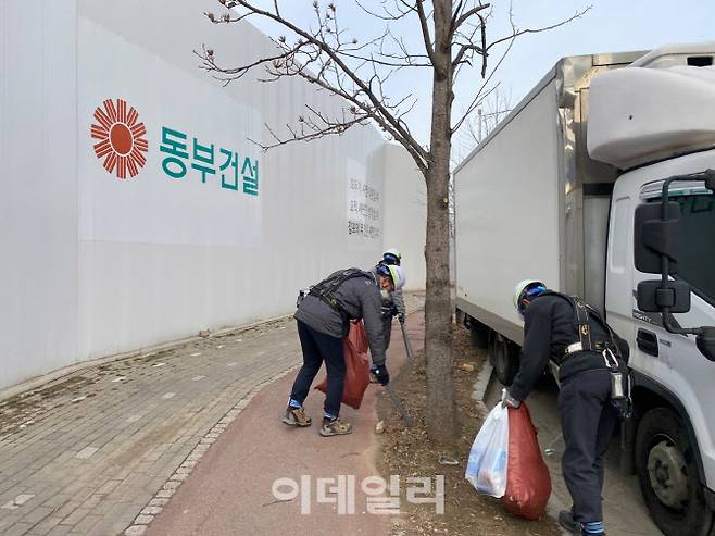 동부건설 직원들이 환경 정화를 위해 현장 주변 플로깅 활동을 실시하고 있다. (사진=동부건설 제공)