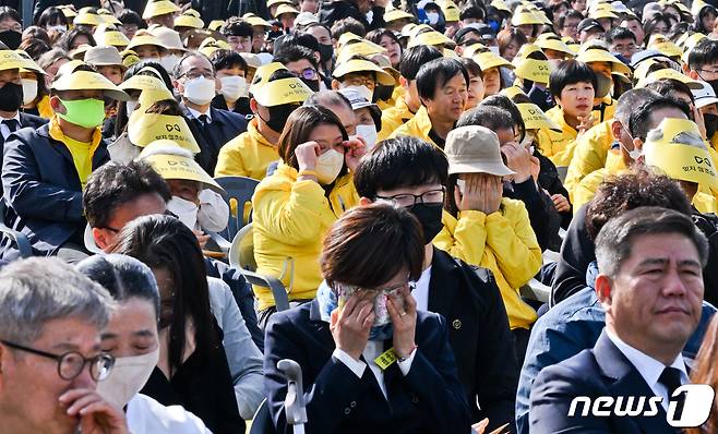 16일 오후 경기도 안산시 단원구 화랑유원지에서 열린 '세월호 참사 9주기 기억식'에서 참석자들이 눈물을 흘리고 있다. (공동취재) 2023.4.16/뉴스1 ⓒ News1 김영운 기자