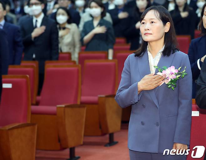 정정미 신임 헌법재판관이 17일 오전 서울 종로구 헌법재판소에서 열린 취임식에서 국민의례를 하고 있다. 2023.4.17/뉴스1 ⓒ News1 이동해 기자