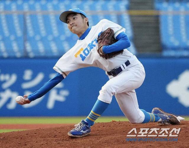 도쿄대 언더핸드스로 투수 와타나베 고키. '미스터 서브머린' 와타나베 ��스케의 아들이다. 사진출처=스포츠닛폰 홈페이지