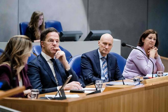에른스트 카위퍼르스 네덜란드 보건복지체육부 장관(사진 오른쪽에서 두번째)이 지난 2월 1일 헤이그 하원에서 열린 코로나 위기 대응 토론회에 참석하고 있다. /연합뉴스