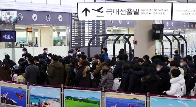 제주국제공항 항공편 운항이 재개된 지난 1월 25일 오전 제주공항 국내선 탑승장이 귀경객과 관광객으로 붐비고 있다. /뉴스1