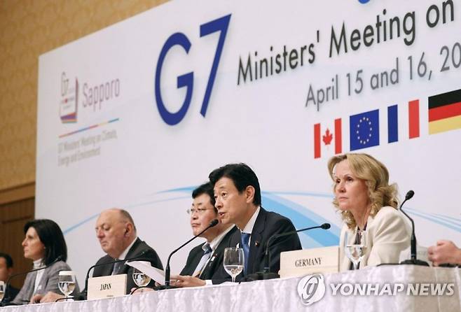 니시무라 야스토시 일본 경제산업상이 주요 7개국(G7) 기후·에너지·환경 장관 회의 성과를 소개하고 있다. 연합뉴스