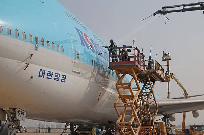 17일 인천 운서동 대한항공 인천 정비 격납고에서 황사 및 분진 제거를 위한 봄맞이 항공기 세척 행사를 하고 있다. 사진=박범준 기자