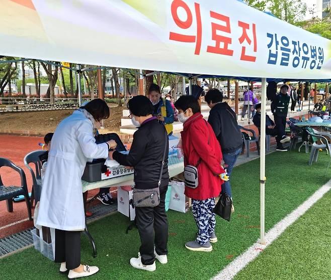 지난 15일 장유스포츠센터 일원에서 열린 ‘제23회 장유의 날 기념행사’에서 갑을장유병원 의료진이 의료서비스를 지원하고 있다./제공=KBI그룹