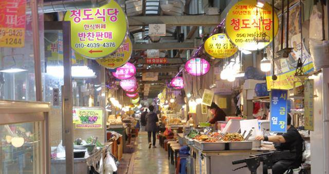 12일 오후 경주 성동시장 내 다양한 반찬을 8,000원에 무한리필해서 먹을 수 있는 '한식뷔페'를 운영하는 식당들이 자리했다. 경주=정광진 기자