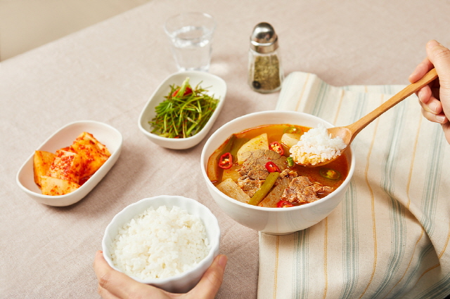 국에 밥을 말아먹으면 나트륨 섭취량이 늘고 식사 속도가 빨라져 살찌기 쉽다./ 사진=클립아트코리아