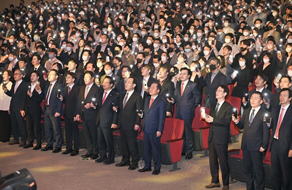 17일 엑스코에서 열린 대구시 전직원 조회에서 참석자들이 신공항특별법 제정을 축하하는 대구찬가를 부르고 있다. [사진=대구시]