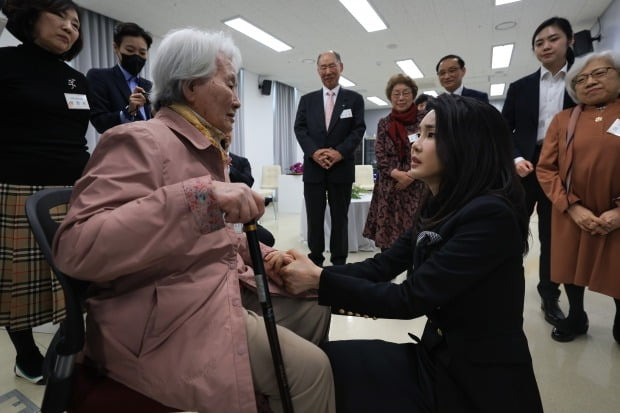 김건희 여사가 12일 경기도 파주시 국립6·25전쟁납북자기념관을 찾아 납북자·억류자 가족과 대화하고 있다. 사진=연합뉴스