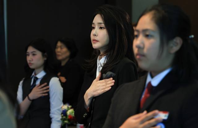 김건희 여사가 13일 서울 여의도 63컨벤션센터에서 열린 국가보훈처의 전몰·순직군경 자녀 지원 프로그램인 '히어로즈 패밀리 프로그램' 출범식에서 국기에 경례하고 있다. 대통령실 제공