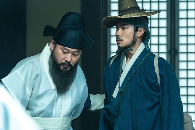 극의 초반에 어의 이형익은 점잖은 인물로 그려진다. 경수의 재능을 알아보고 발탁한다. 그러나 속마음은 음흉하다. 경수의 시각장애를 악용할 궁리를 하고 있었던 것이다. [사진 제공 = NEW]
