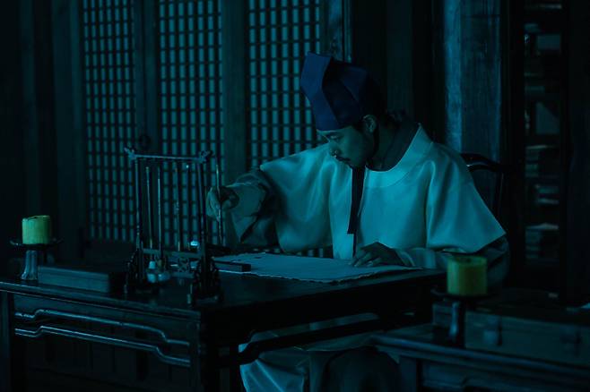 경수에게 밤은 실체에 다가가는 시간이다. 남들이 낮에 해 줬던 이야기가 실제로는 어떤 모습을 하고 있는지 확인한다. 진실을 기록하고, 세상에 알린다. [사진 제공 = NEW]