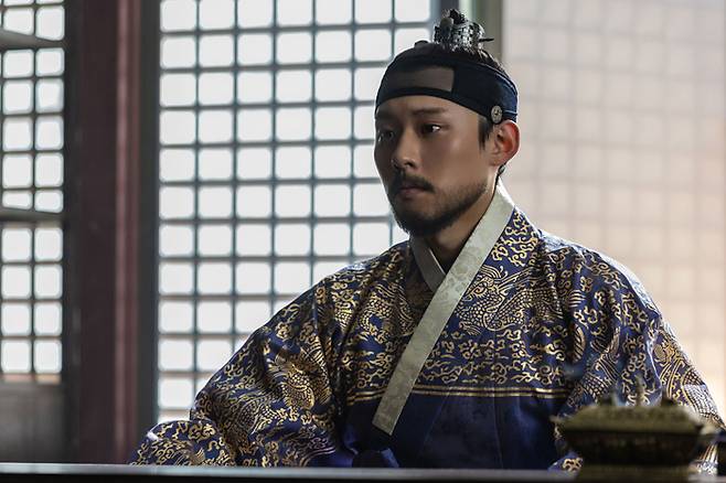 세자는 경수의 시각장애를 차별의 근거로 삼지 않는다. 외려 확대경을 선물함으로써 그가 세상을 더 또렷하게 볼 수 있도록 돕는다. 물론 경수가 가상의 인물이므로 이 역시 픽션일 뿐이다. [사진 제공 = NEW]