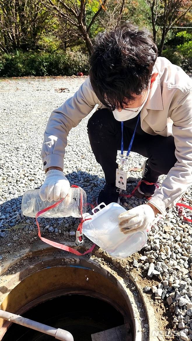 [용인=뉴시스] 용인시 관계자가 관내 야영장 개인하수처리시설을 점검하고 있다