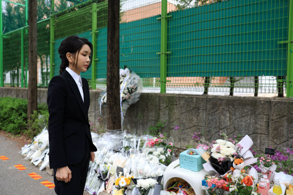 윤석열 대통령 부인 김건희 여사가 지난 14일 대전 서구 둔산동 어린이보호구역에서 음주 교통사고로 숨진 고(故) 배승아 어린이의 사고 현장을 찾아 추모하고 있다. 사진=대통령실 제공