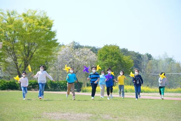 전북 정읍 이평초등학교 농촌유학생들이 천연잔디 운동장에서 뛰어놀며 심신을 단련하고 있다. 전북도교육청 제공
