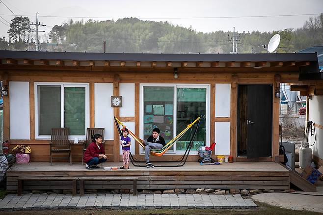 전남도교육청과 서울시교육청이 추진하는 ‘전남농산어촌유학’ 프로그램에 ‘가족 체류형’으로 참여한 초등 4학년 함규빈 군(오른쪽)은 엄마, 여동생과 함께 담양 봉산면으로 내려와 이장 댁에 거주하고 있다. ⓒ시사IN 신선영