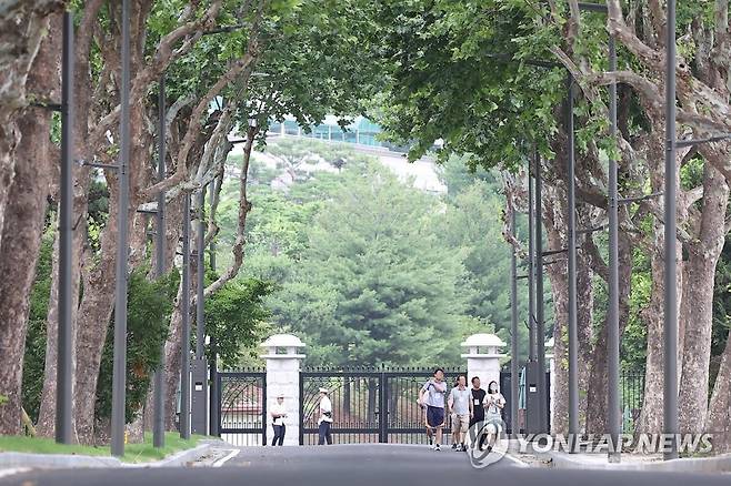 용산공원 시범개방 연장 마지막 날 (서울=연합뉴스) 신현우 수습기자 = 용산공원 시범개방 연장기간 마지막 날인 26일 오전 서울 용산공원에서 시민들이 산책을 즐기고 있다. 2022.6.26 nowwego@yna.co.kr