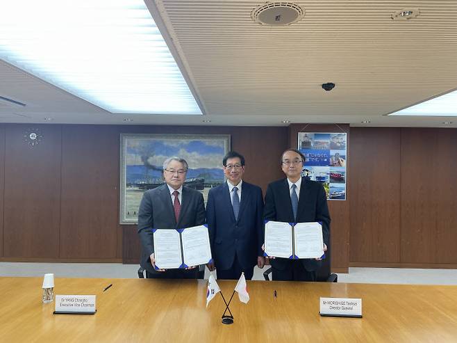 한국해운협회가 지난 17일 일본 도쿄 해운빌딩 5층 컨퍼런스룸에서 양국 해운산업 발전을 위해 협회간 협력 강화를 위한 업무협약(MOU)을 체결했다. 사진 왼쪽부터 양창호 한국해운협회 상근부회장, 토모다 케이지 일본선협 부회장, 모리시게 토시야 일본선협 이사장이 협약 후 기념촬영 하는 모습.(사진=한국해운협회)