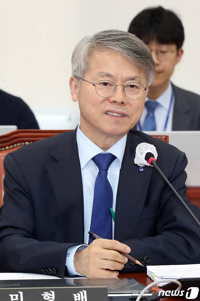 민형배 무소속 의원이 17일 오후 서울 여의도 국회에서 열린 교육위원회 안건조정위원회에서 이태규 국민의힘 교육위원회 간사와 김병욱 의원 의견에 반박하고 있다. 2023.4.17/뉴스1 ⓒ News1 황기선 기자