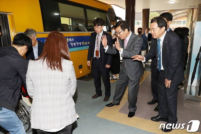 윤건영 충북교육감이 18일 청주혜화학교를 찾아 등교하는 특수교육 대상 학생을 반갑게 맞이하고 있다.(충북교육청 제공)/ 뉴스1