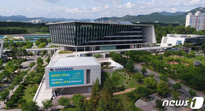 전북 완주군은 (사)한국매니페스토실천본부 주관 '민선8기 전국 기초단체장 공약실천계획서 평가'에서 최우수(SA) 등급을 획득했다고 18일 밝혔다. 전북 완주군청사 전경/뉴스1 DB