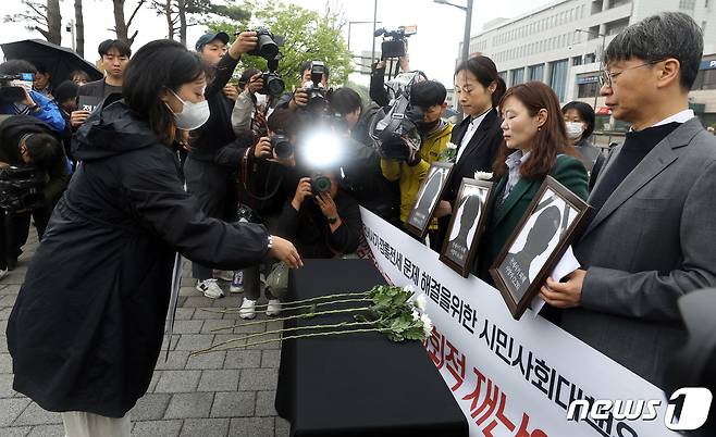 18일 서울 용산구 전쟁기념관 앞에서 열린 전세사기·깡통전세 문제 해결을 위한 시민사회대책위원회 출범 기자회견에서 참석자들이 피해 사망자들을 추모하며 헌화하고 있다. 2023.4.18/뉴스1 ⓒ News1 이동해 기자