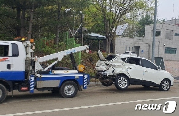 18일 오후 2시18분쯤 충북 영동군 황간면 경부고속도로 하행선 황간IC 인근에서 추돌사고가 발생해 3명이 다쳤다.(영동소방서 제공)/2023.04.18./뉴스1