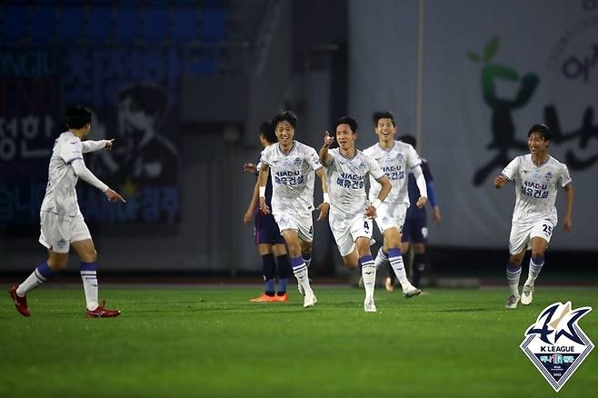 아산 장준영(가운데)이 18일 아산전에서 득점 후 기뻐하고 있다. 제공 | 한국프로축구연맹