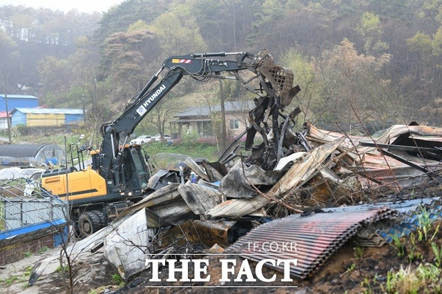 충남 홍성군이 산불에 탄 주택을 철거하고 있다. / 홍성군