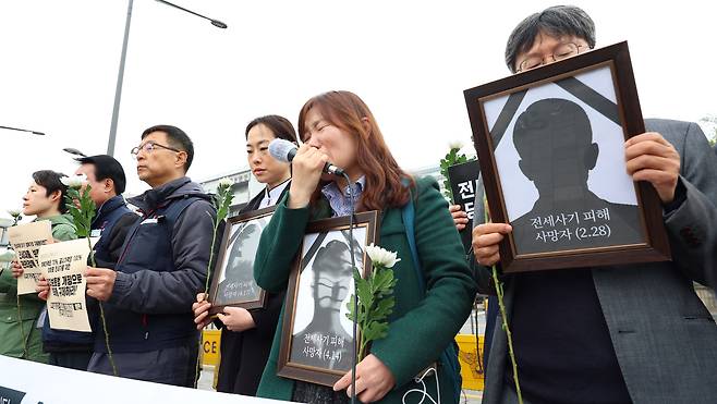 18일 서울 용산구 대통령 집무실 앞에서 열린 전세사기·깡통전세 문제 해결을 위한 시민사회대책위원회 출범 기자회견에서 안상미 미추홀구 전세사기 피해자 대책위원장이 발언하다 눈물을 흘리고 있다. /연합뉴스