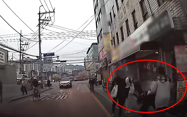 지난 4일 오후 5시경 경기 안양시의 한 어린이보호구역에서 자전거를 타던 학생이 가게 입간판에 부딪혀 넘어져 차 앞바퀴 쪽으로 굴러떨어졌다. 유튜브 채널 ‘한문철TV’ 영상 캡처