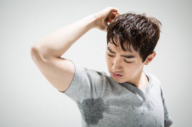 땀이 노란색을 띤다면 간 기능 저하나 색한증 때문일 수 있다./사진=클립아트코리아